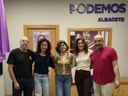 Foto de grupo del nuevo equipo que conforma el CCM de Albacete. De izquierda a derecha: Jorge Garcñia, Responsable de comunicación. Teresa López: Responsable de feminismos. Celia Sevillano. Portavoza municipal. Esther Heurtas: responsable de municipalismos. Alfonos Moratalla: Sevcretario de organización.